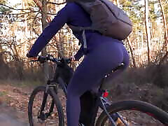 gorący mamuśki w joga spodnie jazda konna a bicycle i dokuczanie jej duży tyłek