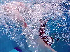 симпатичная польская девушка элис плавает без одежды