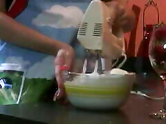 一个红头发的女同性恋女孩正在制作其他大排扣女士吃蛋糕和水果