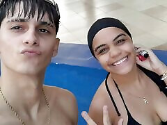 STEPBROTHER COUPLE RECORD THEMSELVES FUCKING BUT BEFORE THAT THEY ARE GOING TO TAKE SOME PICTURES IN THE POOL - fazura calop african black toto IN SPANISH