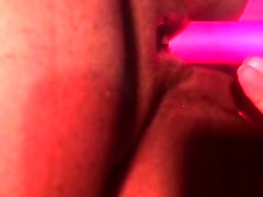 Gruba czarna sexy youngnet i różowy wibrator