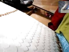 मेरे पास पहली बार था, मेरे साथी के साथ एक वीडियो कॉल: मैं उसे अपनी बालों वाली बिल्ली दिखाता हूं ताकि वह हस्तमैथुन कर सके । कितना अच्छा!