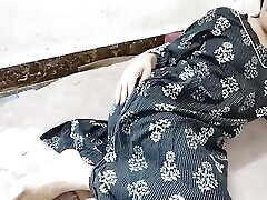 Soyi hui chachi ko jabar dasti pel diya