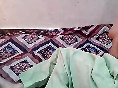 Soyi hui sister in law ko chuchi daba daba kar pela