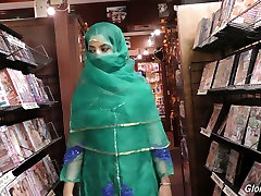 Hot Pakistani chick Nadia Ali sucks big dick in the deshi bad com saxy vidyo room