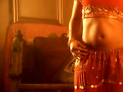 Pikantny i seksowna brunetka nastolatka z Bollywood stripteasing
