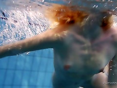 Светловолосая бабенка плавание полуголой в бассейне