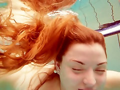 Syczący orange model market kąpiel nago w basenie