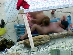 Voyeur tapes a cutie baby dd couple having oral sex at the beach