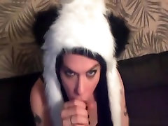 Американская девочка в костюм панды сосет хуй и глотает