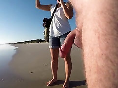 Hombre desnudo Hablar sobre un Vestido de Playa