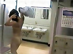 आकर्षक स्नान के बाद नग्न लड़की से पता चलता है तन लाइनों पर जासूस वाला कैमरा
