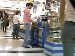 非裸体的偷窥视的性感的女孩走在一个购物中心