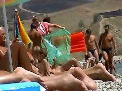 Bezpłatna plaża dla nudystów Avi tłumu nagich ludzi