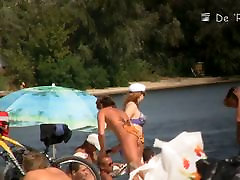 Una playa nudista voyeur películas una chica divertida con una piña pintada en su culo