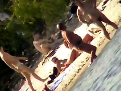 海滩上的裸体性感的女孩热潮偷窥视频