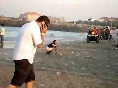 A fresh boozed girl pissing in yoga grup on the beach