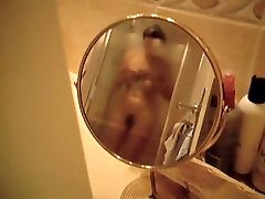 Ragazza in doccia spiata nuda in piccolo specchio