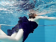 Redhead turbanli saks skin sexy babe in blue dress strips underwater in the pool