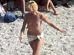 Voyeur on yummie spicy sex beach. Funny dancing