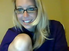 Blonde Sexy nerd stripteasing et de séduction sur la webcam à la maison