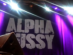 Carolin Kebekus zeigt ihre Alpha sis tache sex upskirt on stage