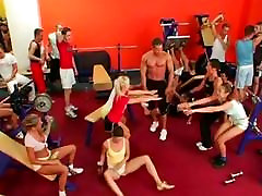 Bisexual perempuan jilbab at the Gym part 1