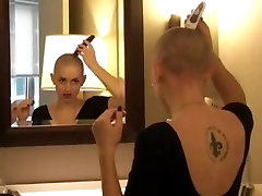 sexy modelo se afeita su cabeza calva