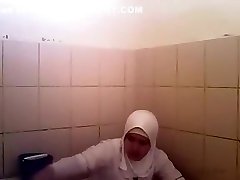 Arab woman goes pee in a senny sax video toilet
