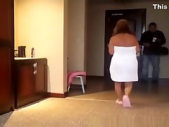 Busty mature woman flash mom butt jiggly delivery guy
