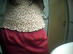 Hidden cam caught a teen sexy milf nineties pee
