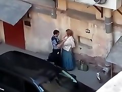 间谍活动的一个胖女孩得到性交从阳台