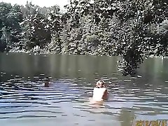 embarazada desnuda pelirroja en el lago