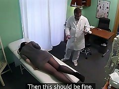 babe gra za pomocą masażu w fałszywy szpitalu