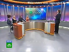 grandes pechos bimbo con bañera de escisión en la televisión rusa