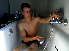 Aaron beim baden