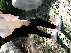chińska dziewczyna przemieszcza stopy w białych skarpetkach i czarnych леггинсах