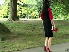 szpilki dziewczyna maria dokucza w błyszczące pończochy czerwone buty na obcasie