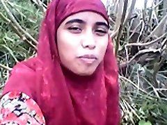 desi girl shows her tits and pussy in forest