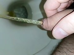 005 - strong pee in toilet