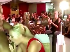 Black CFNM akp scandal sucked by blonde at CFNM party