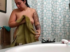 Asian Houseguest has NO IDEA shes gonna be on poppy southern feet - bathroom spy cam