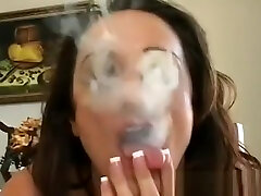 зрелая девка дует лад во время курения сигареты