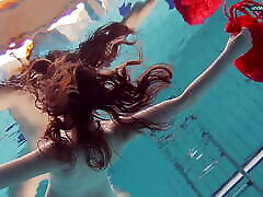 libuse va bajo el agua en la piscina