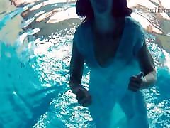 Piyavka Chehova swims naked in the squirt big mama and strips