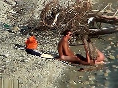 duo caliente disfrutar de un buen rato de sexo en la playa nudista spycam