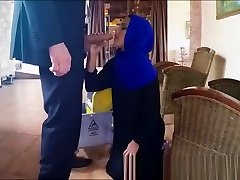 нервная арабская горничная дала деньги за чавканье на огромный инструмент