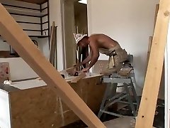 Lucky handyman gets his vedio tunis sucked by horny chick