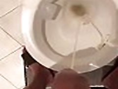 garoto do pau gigante e grosso dando uma mijada no banheiro garoto do pau gigante e grosso dando uma mijada no banheiro