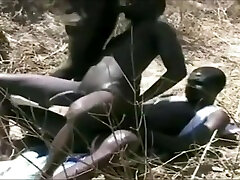Chaude Afrique - trio pussy bambam dans la brousse Chaude Afrique - trio pussy bambam dans la brousse
